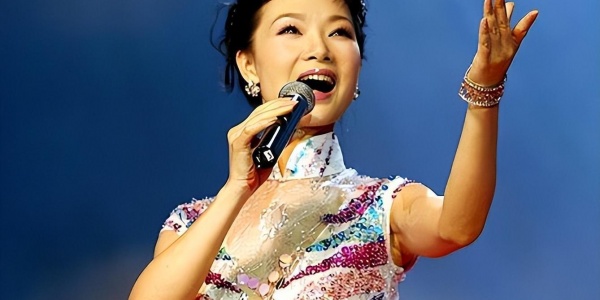 她被誉为军中花仙子，曾上过15次春晚，如今怎样了 